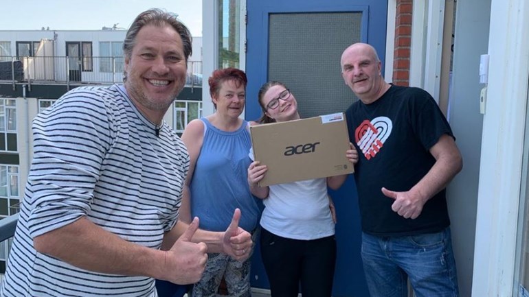 Presentator Sander de Kramer met Barbara en ouders