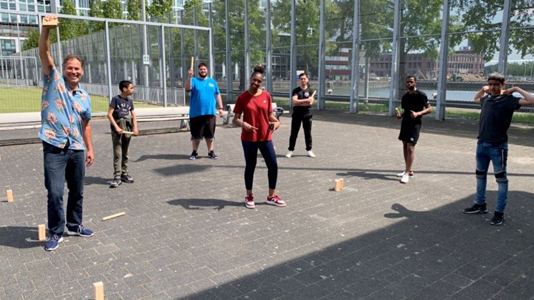 Sander de kramer met deelnemers Thuis Op Straat